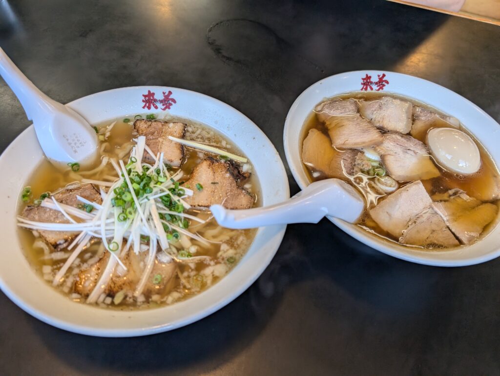 左が厚切りチャーシューあぶり焼きラーメン
右が喜多方チャーシュー麺