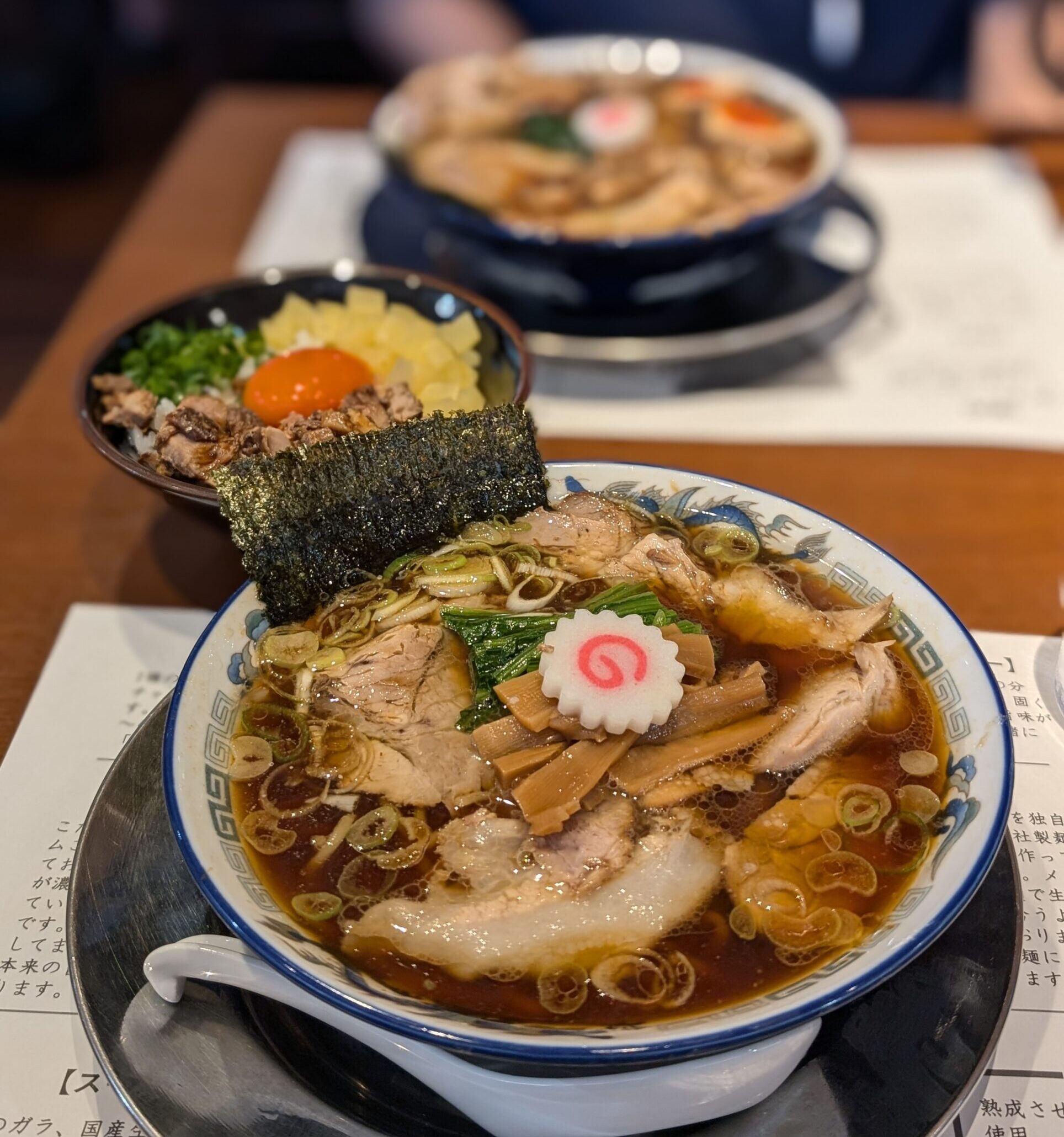 竹内商店の生姜醤油ラーメン、奥にチャーたく、生姜醤油味玉チャーシュー麵